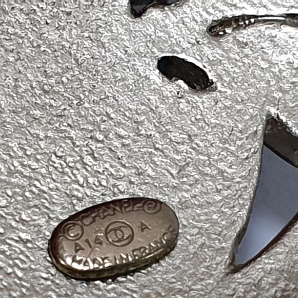 Chanel Gold-Tone Mademoiselle Brooch - Elegant & Iconic - Picture 3 of 4